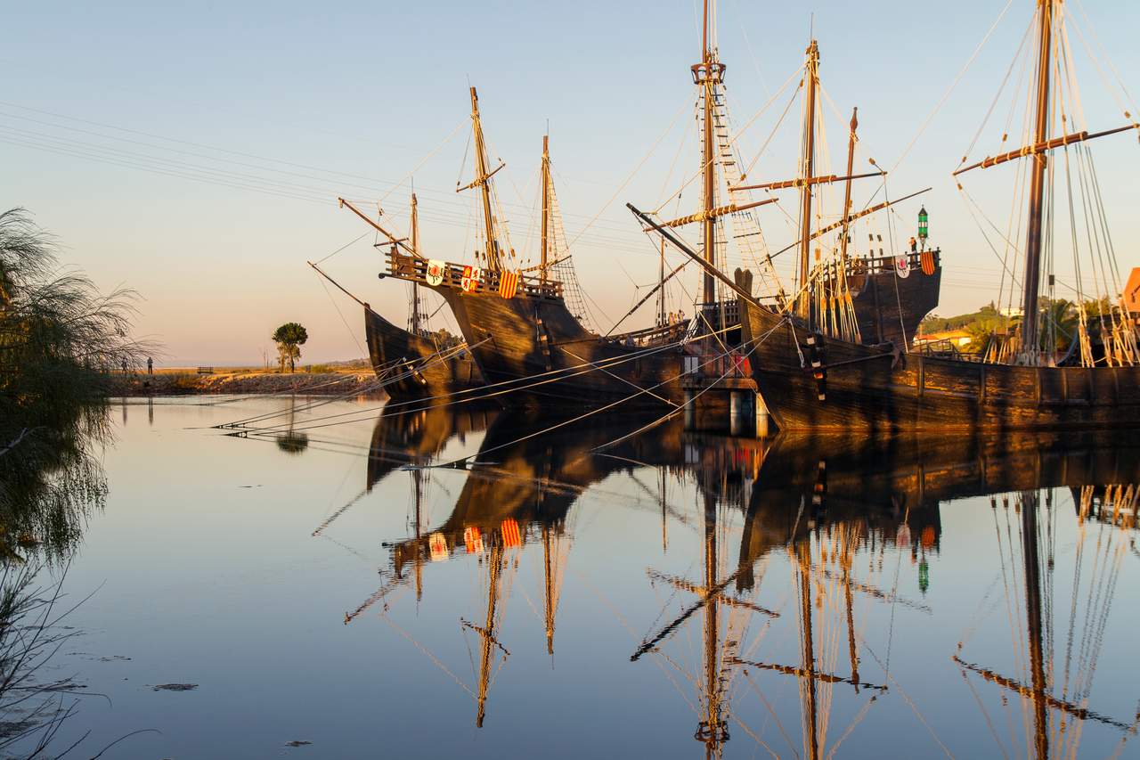 Réplicas de las carabelas de Colón reflejadas en el agua